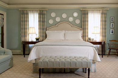 アトランタにある広いトラディショナルスタイルのおしゃれな主寝室 (暖炉なし、緑の壁、無垢フローリング、茶色い床)