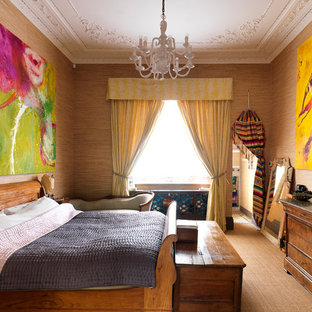 Diseño de dormitorio ecléctico con paredes marrones y moqueta