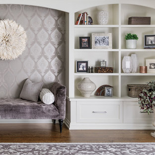 Großes Klassisches Hauptschlafzimmer mit lila Wandfarbe, braunem Holzboden und braunem Boden in Chicago