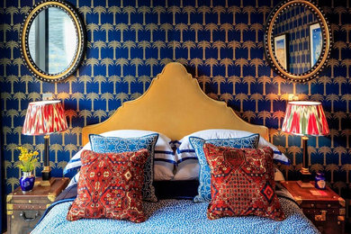 ダブリンにある中くらいなトロピカルスタイルのおしゃれな客用寝室 (青い壁、カーペット敷き)