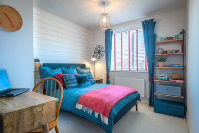 На фото: гостевая спальня среднего размера, (комната для гостей) в морском стиле с серыми стенами, ковровым покрытием и белым полом с