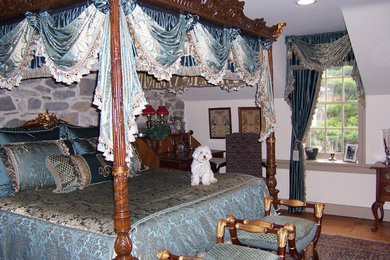Imagen de dormitorio principal clásico grande con paredes beige y suelo de madera en tonos medios