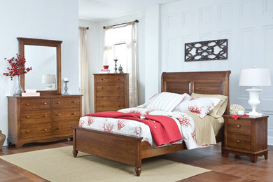 Imagen de dormitorio principal clásico de tamaño medio con paredes azules, suelo de madera oscura y suelo marrón