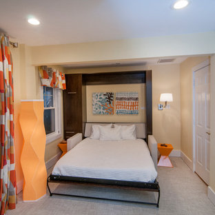 Foto de habitación de invitados actual, pequeña, con paredes amarillas