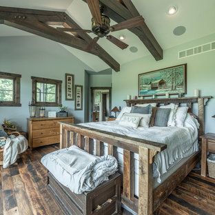 Ejemplo de dormitorio principal, rústico, de tamaño medio, con paredes azules, suelo de madera oscura y suelo multicolor