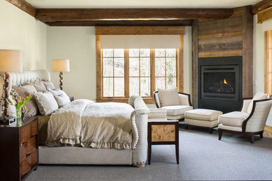 デンバーにあるラスティックスタイルのおしゃれな主寝室 (白い壁、カーペット敷き、コーナー設置型暖炉、照明) のインテリア