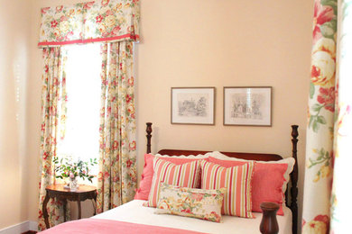 Ejemplo de habitación de invitados tradicional de tamaño medio con paredes beige y suelo de madera en tonos medios
