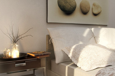 Imagen de dormitorio bohemio con paredes blancas