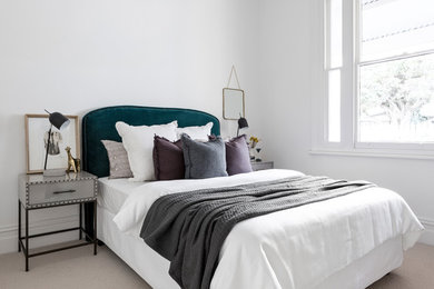 メルボルンにある小さな北欧スタイルのおしゃれな客用寝室 (白い壁、カーペット敷き、ベージュの床) のレイアウト