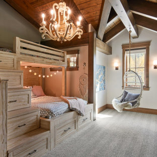 Mittelgroßes Rustikales Schlafzimmer mit Teppichboden, weißer Wandfarbe, grauem Boden, freigelegten Dachbalken, gewölbter Decke und Holzdecke in Sonstige
