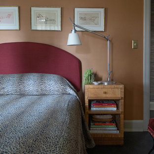 Foto de dormitorio principal, bohemio, de tamaño medio, con parades naranjas, moqueta y suelo negro