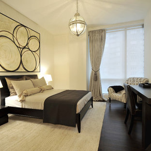 Imagen de habitación de invitados actual, de tamaño medio, sin chimenea, con paredes beige y suelo de madera oscura