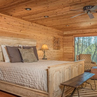Foto de dormitorio principal, de estilo americano, de tamaño medio, con suelo de madera clara