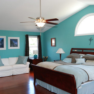 Mittelgroßes Klassisches Hauptschlafzimmer mit blauer Wandfarbe und Sperrholzboden in Philadelphia