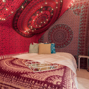 Diseño de dormitorio tipo loft, ecléctico, de tamaño medio, con paredes grises y moqueta
