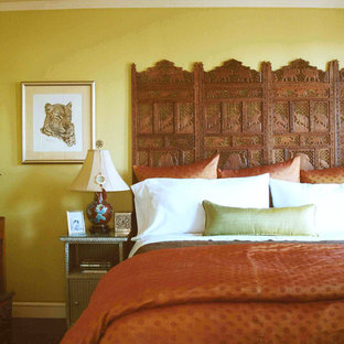 Modelo de dormitorio tropical con paredes amarillas