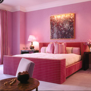 Imagen de dormitorio bohemio con suelo rosa