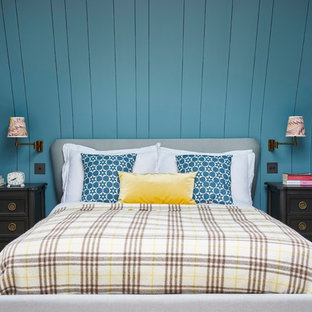Diseño de dormitorio bohemio con paredes azules, moqueta y suelo beige