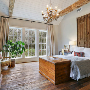 Diseño de dormitorio principal, de estilo americano, con paredes grises y suelo de madera en tonos medios