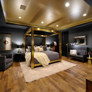 Modelo de dormitorio principal, ecléctico, con paredes negras, suelo de madera en tonos medios y suelo marrón