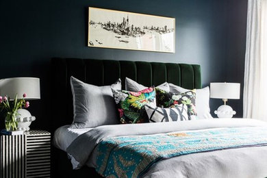 Klassisches Schlafzimmer mit blauer Wandfarbe in Charlotte