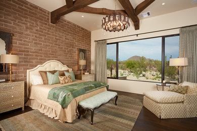 フェニックスにある広いエクレクティックスタイルのおしゃれな主寝室 (ベージュの壁、濃色無垢フローリング)