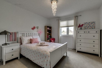 Foto de dormitorio contemporáneo de tamaño medio con paredes beige, moqueta y suelo beige