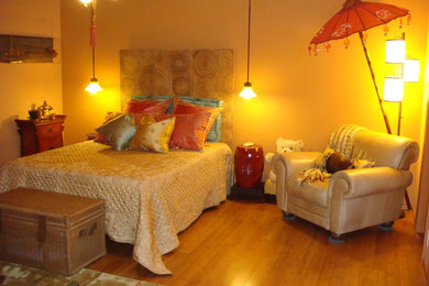 ロサンゼルスにある中くらいなトロピカルスタイルのおしゃれな客用寝室 (黄色い壁)