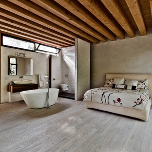 Foto de dormitorio principal, rústico, con paredes beige y suelo de madera en tonos medios
