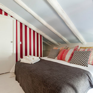 Ejemplo de dormitorio principal, marinero, de tamaño medio, con paredes multicolor y suelo blanco