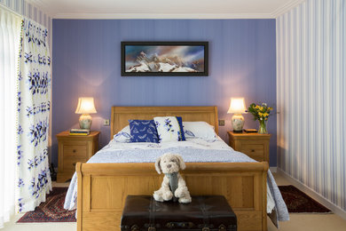 Imagen de dormitorio principal contemporáneo de tamaño medio con paredes azules y moqueta