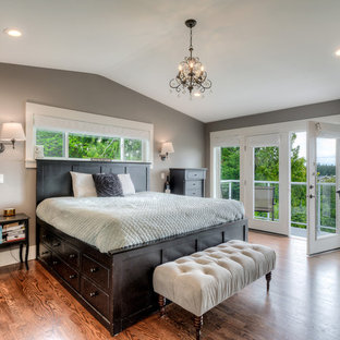 Klassisches Schlafzimmer mit grauer Wandfarbe, dunklem Holzboden und braunem Boden in Seattle