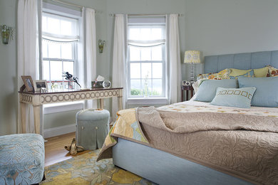 Diseño de dormitorio principal bohemio grande con suelo de madera en tonos medios, suelo marrón y paredes azules