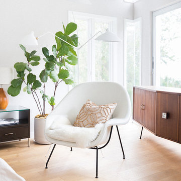 Eero Saarinen Womb Chair in White with Fiddle Leaf Fig Tree