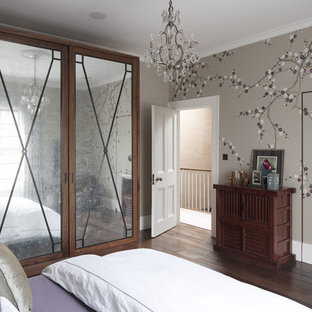 Modelo de dormitorio principal, contemporáneo, de tamaño medio, con paredes multicolor y suelo de madera oscura
