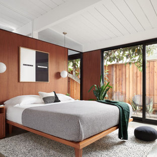 Mid-Century Schlafzimmer mit brauner Wandfarbe, Betonboden, grauem Boden, Holzdielendecke, gewölbter Decke und Holzwänden in San Francisco
