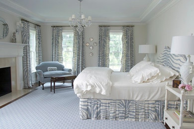 Пример оригинального дизайна: большая хозяйская спальня в стиле шебби-шик с белыми стенами, темным паркетным полом, стандартным камином и фасадом камина из камня