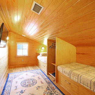 Ejemplo de habitación de invitados marinera, de tamaño medio, sin chimenea, con paredes marrones, suelo de madera en tonos medios y suelo marrón
