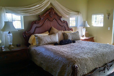他の地域にあるトラディショナルスタイルのおしゃれな主寝室 (黄色い壁、カーペット敷き、暖炉なし) のレイアウト