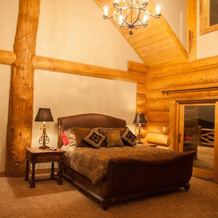 Foto de dormitorio principal, rural, grande, sin chimenea, con paredes beige, moqueta y suelo marrón