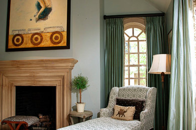 Idee per una grande camera matrimoniale classica con pareti blu, pavimento in legno massello medio e camino classico