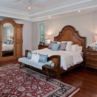 Klassisches Hauptschlafzimmer mit rotem Boden in Miami