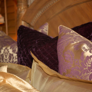 Diseño de dormitorio principal, tradicional, de tamaño medio, con paredes púrpuras y moqueta