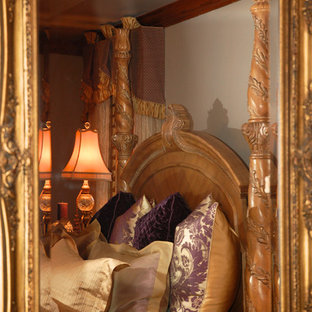 Diseño de dormitorio principal, clásico, de tamaño medio, con paredes púrpuras y moqueta