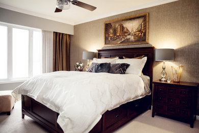Diseño de dormitorio principal tradicional renovado de tamaño medio con paredes beige, moqueta y suelo beige