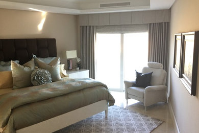 Modelo de dormitorio principal clásico de tamaño medio sin chimenea con paredes beige, suelo de mármol y suelo beige
