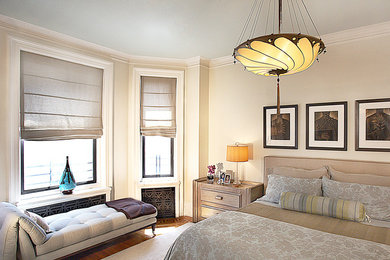 シカゴにある広いコンテンポラリースタイルのおしゃれな主寝室 (ベージュの壁)