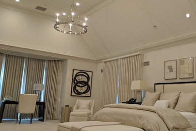 ニューヨークにある広いトランジショナルスタイルのおしゃれな主寝室 (白い壁、カーペット敷き、標準型暖炉、木材の暖炉まわり、白い床) のインテリア