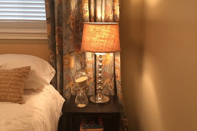 Foto de habitación de invitados tradicional renovada de tamaño medio con paredes beige