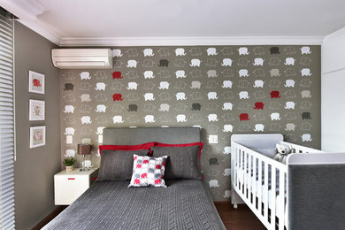 Источник вдохновения для домашнего уюта: спальня в современном стиле с серыми стенами и темным паркетным полом без камина